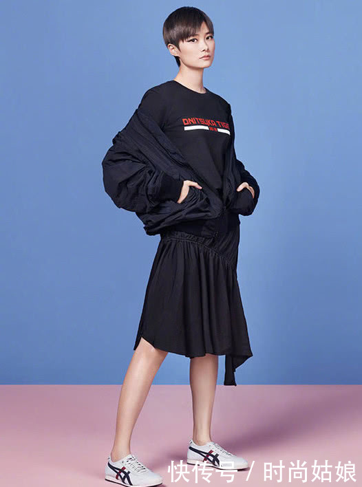 李宇春的裤子看得人强迫症都犯了，剪到只剩5公分，好想帮她缝上