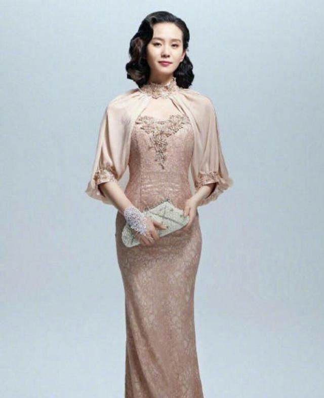  #性感#现在的女人真会穿,这样性感的旗袍直接穿上了,不过真好看