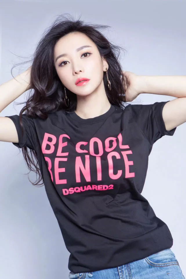 柳岩晒照,一件T恤也能这么性感,网友:最近长胖了?