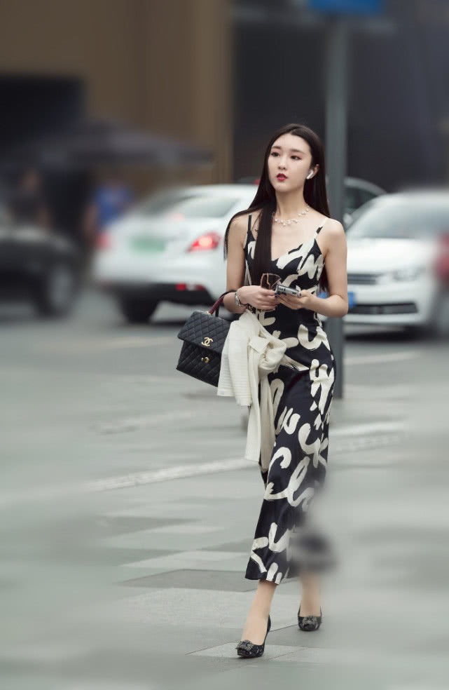 时尚街拍，图一妹子霸气的纹身一般人不敢接近