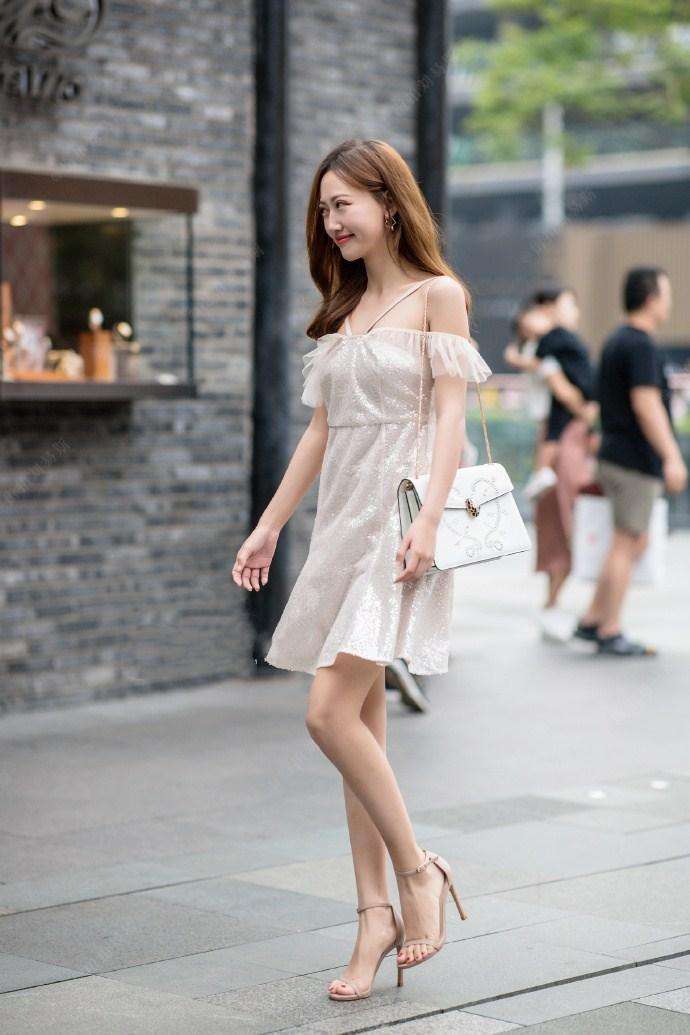 素人街拍: 紧身装尽显凹凸身材, 身材高挑尽显白皙美腿