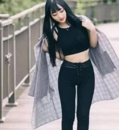 时尚：黑色紧身裤和黑色小衫搭配的可爱小姐姐，看上去很精神漂亮