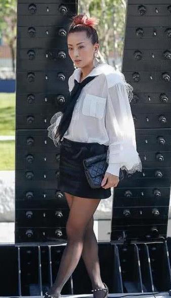 徐濠萦真敢穿! 羽绒服里搭泳衣! 网友: 真空吧?