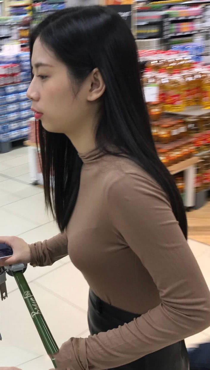 陪性感的女朋友逛商场，小皮裙黑丝袜皮肤白，长得很漂亮