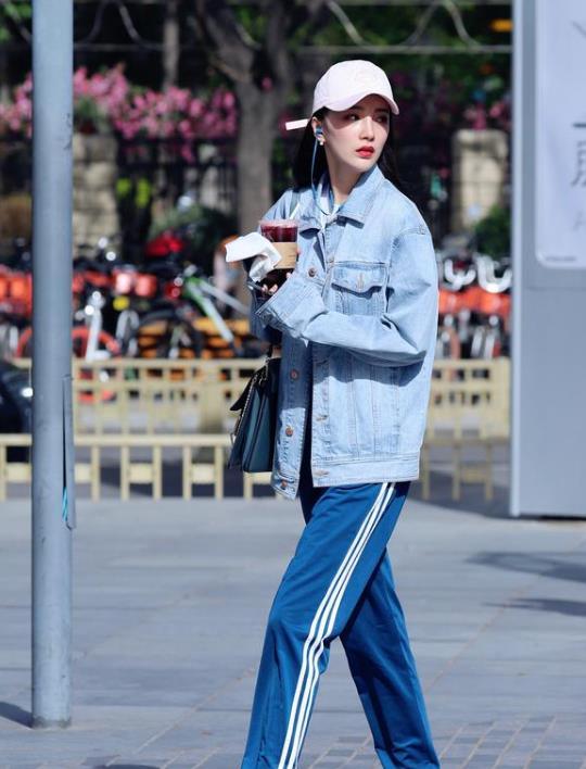 『 女人味』一条黑色的吊带连衣裙，时尚魅力女人味，街拍：气质高雅的小姐姐