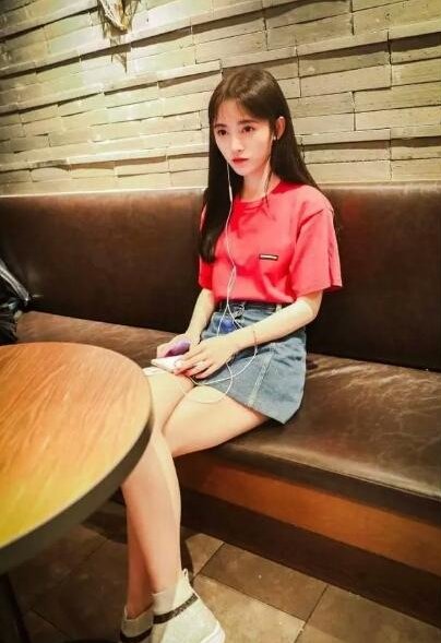 冉莹颖和五千年美女同穿红色T恤，才见识到女人和女孩的差距有多