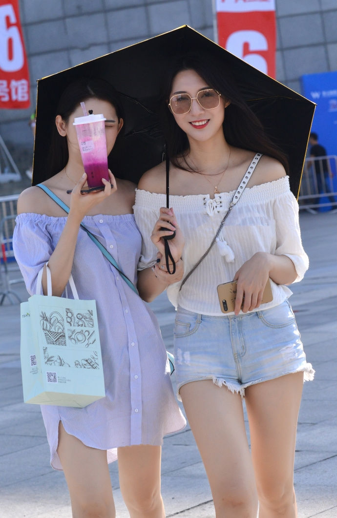 成都街拍:街头不一样的穿搭参考，每一种都散发出简约优雅的气质