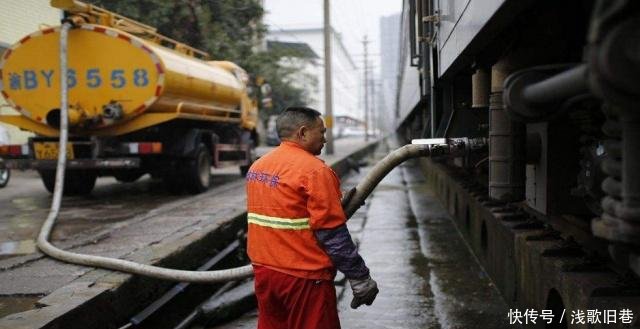 火车上的排泄物排到铁轨上了为什么都没有看到，终于弄明白了