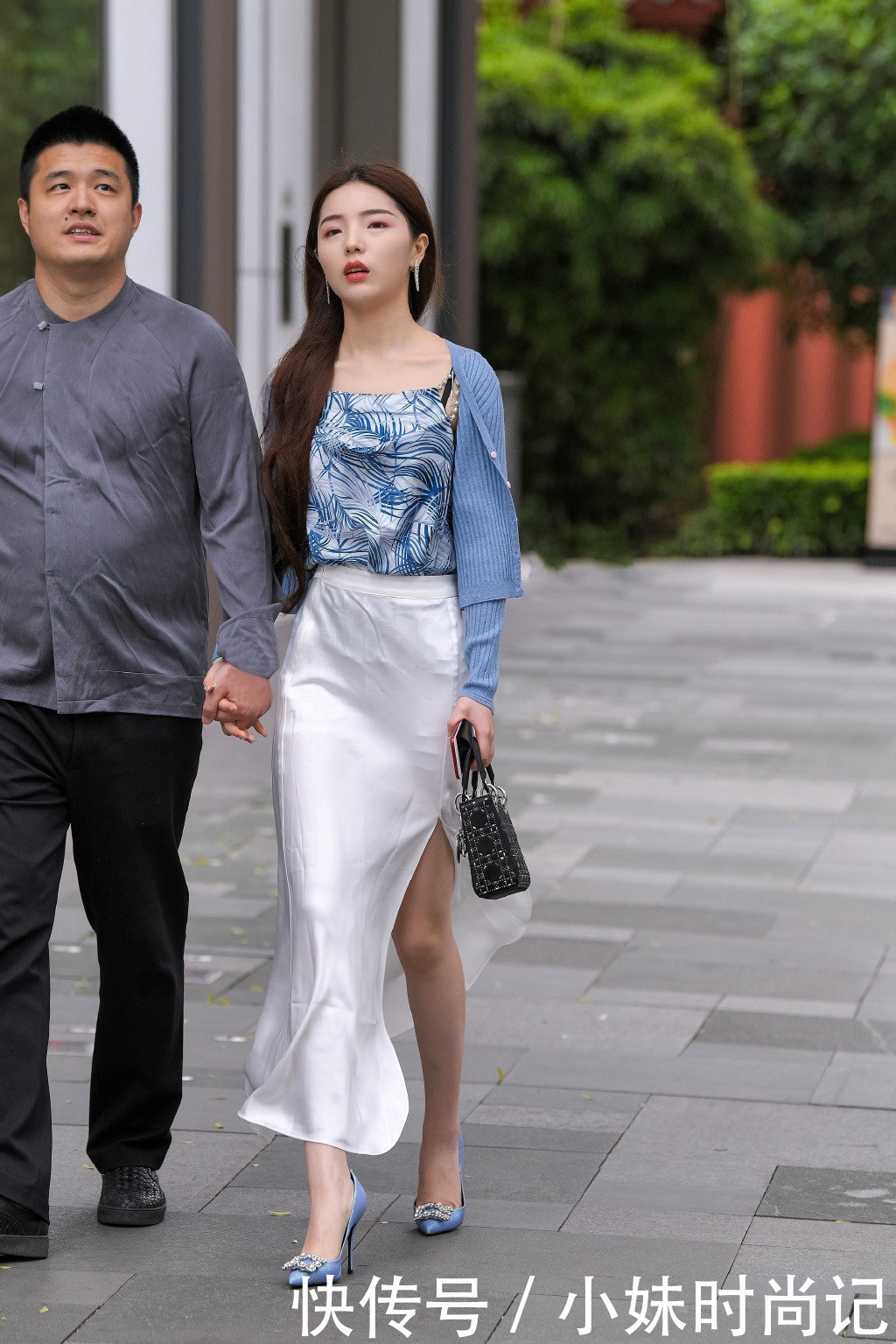  小姐姐■街拍：和初夏有个约定,选择精致的半身长裙穿搭,让造型显得清爽且优雅