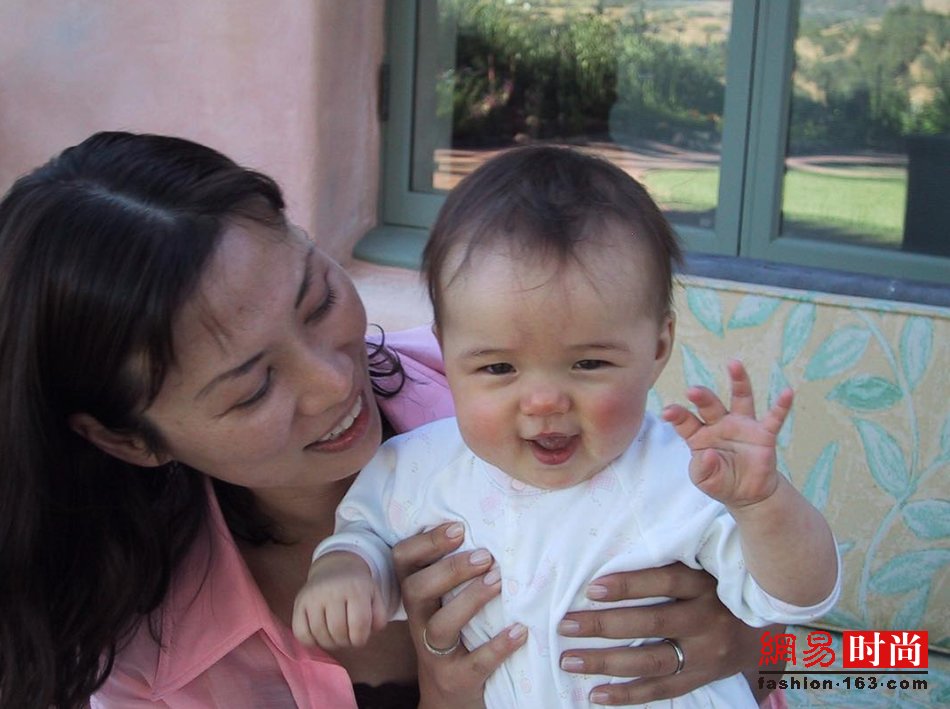 邓文迪穿深v碎花吊带难怪能推倒小27岁男友