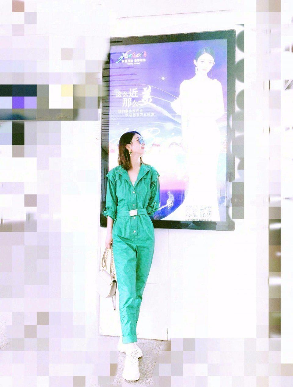 赵丽颖人长的漂亮就算了，腰还这么细!最主要的是还特会挑衣服!