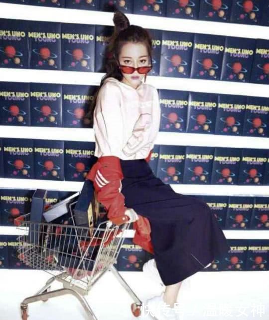 迪丽热巴时尚大片，造型随意俏皮又可爱，一双大长腿十分抢眼！