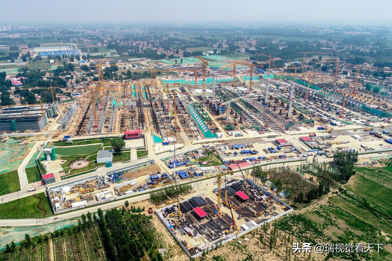 雄安新区:京雄城际铁路雄安站开工一年半，高空航拍工地如线路板