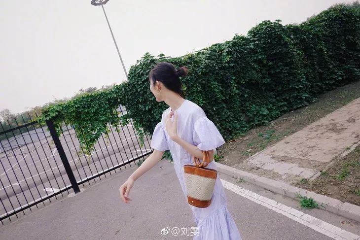 千万别学刘雯穿排扣连衣裙!