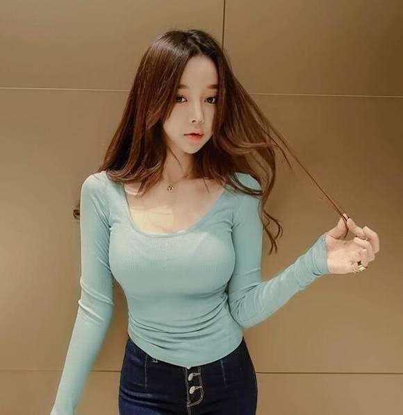 紧身裤穿搭让你看起来精神饱满，更有女人味