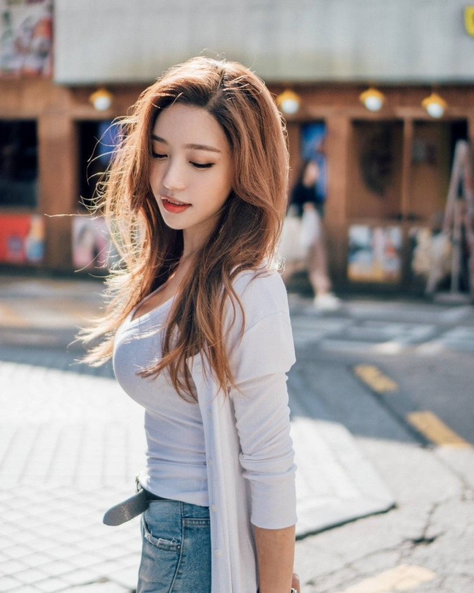 大气妩媚的精致美女，婀娜身姿衬托完美时尚感，邪魅眼神一眼万年