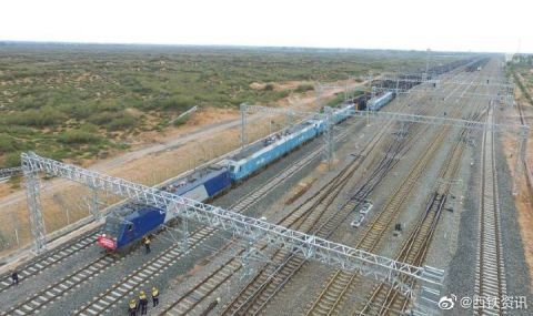  西安@陕西首趟万吨重载列车开行 西安局集团有限公司步入“万吨