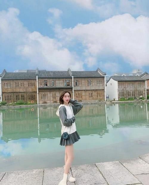  『小姐姐』别总穿小西装了，时尚又减龄的休闲风很流行，简约随性又有范儿
