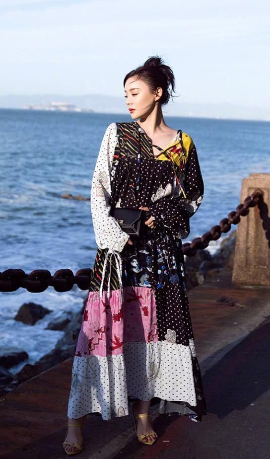 袁姗姗明明小腿就不细,穿这样紧的鞋子分明是在暴露短处啊!