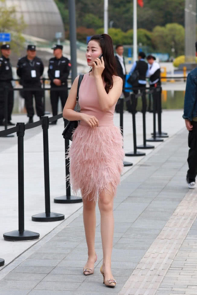 丰满御姐穿粉色“毛球”连衣裙，惹火身材魅力无限