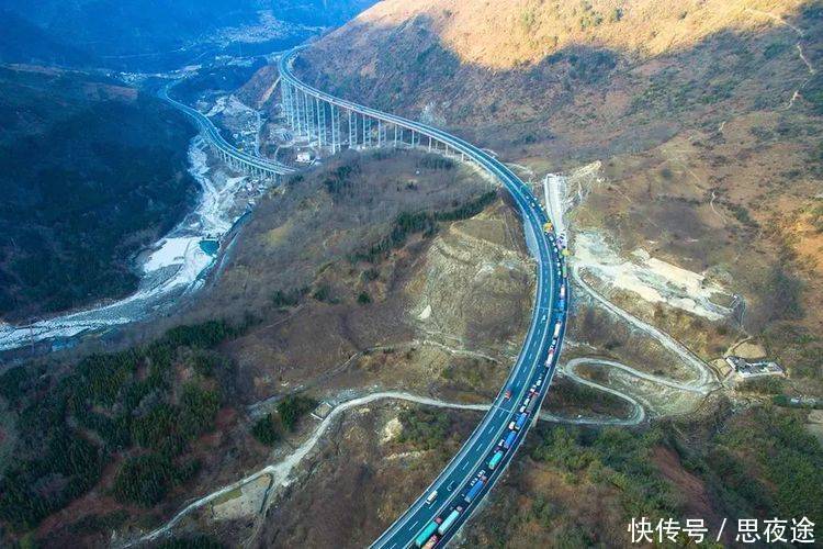 四川花200亿砸响这座城市，一公里造价一亿，不愧为魔鬼高速