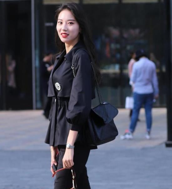  『面带微笑』街拍：面带微笑的美女，一件黑色的上衣配黑色短裙，时尚美丽大方