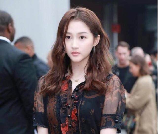 关晓彤时装周首秀，印花纱裙穿出成熟感，难怪鹿晗会喜欢她