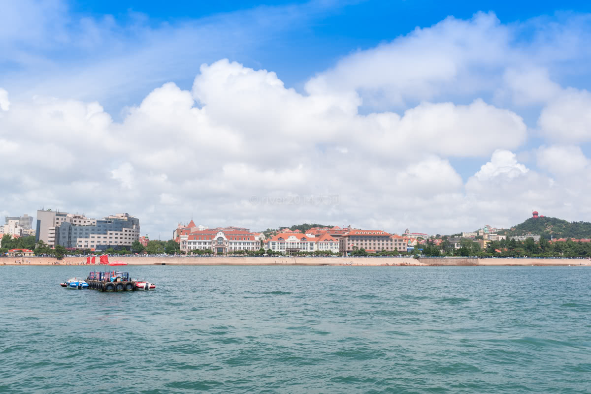 青岛的标志栈桥，已经美了126年，依然游客云集