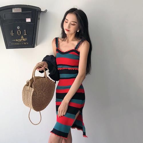 上海的姐姐真敢穿，直接穿吊带连衣裙，意想不到的特别美！