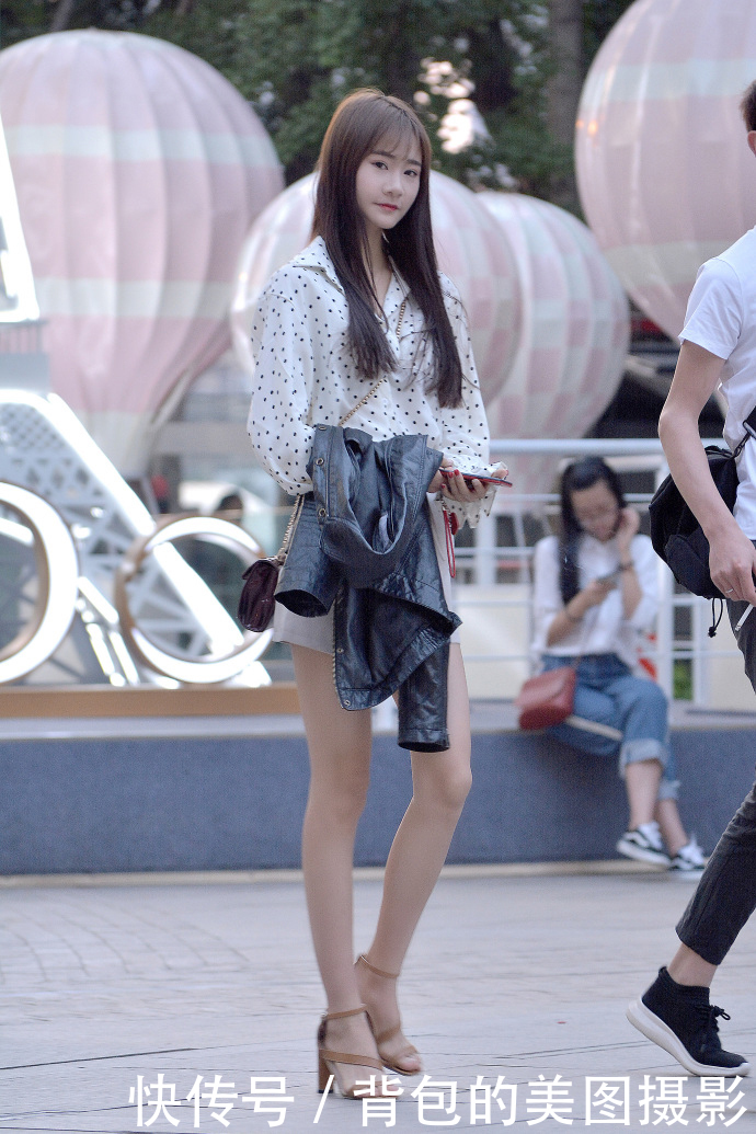路人街拍,像这样高挑的小姐姐,穿上高跟鞋后更加的迷人美丽了