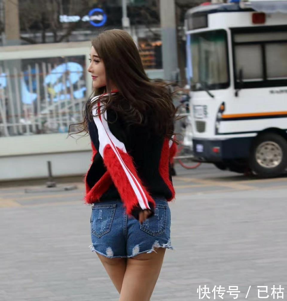  [时尚]个性时尚的美女街拍身材苗条的美女，穿出性感时尚
