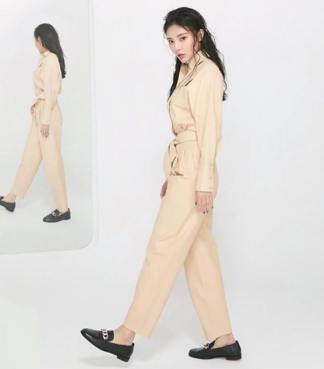 徐冬冬穿运动装都这么性感，休闲款还能穿成紧身款，也是厉害了！