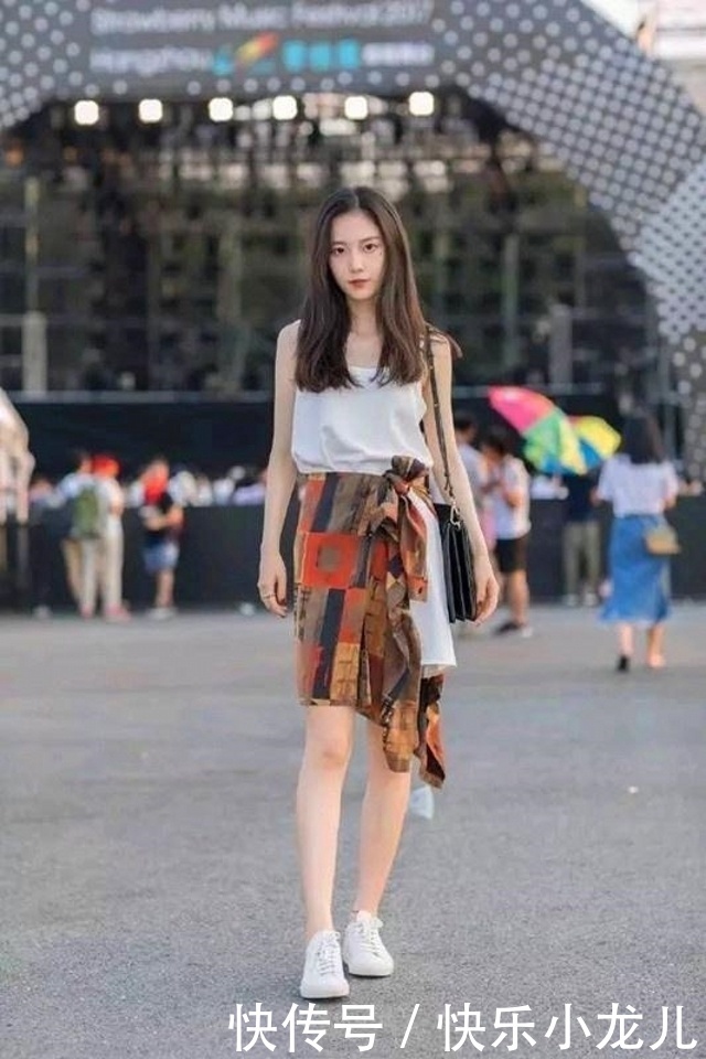  『清爽』街拍：小姐姐妩媚动人淑女风十足，穿白色背心简单清爽