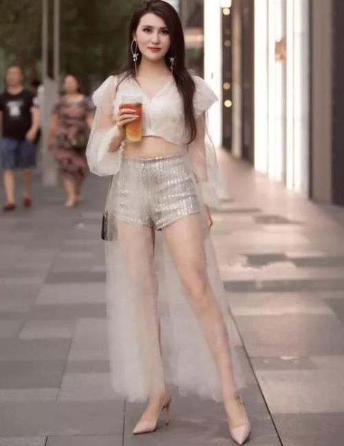 『气质』街拍:身材苗条的美女,一件黑色外套配黑色短裤,时尚气质魅力范