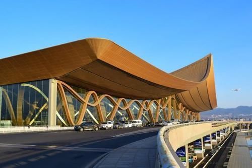  我国：我国西部最大的机场之一，年吞吐量超上海虹桥国际机场，