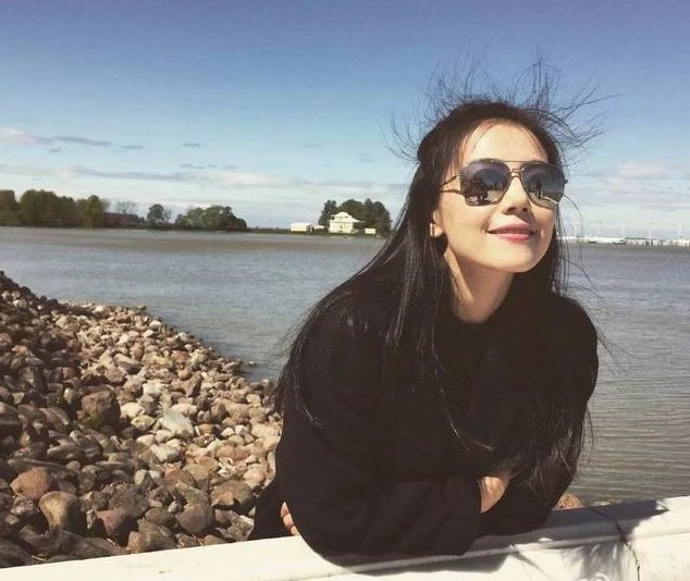 离开精修的高圆圆，一袭吊带裙话筒全程挡胸口，皱纹简直不能瞧