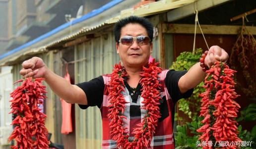 男子被称为吃辣大王,辣椒配白酒和大蒜让人敬