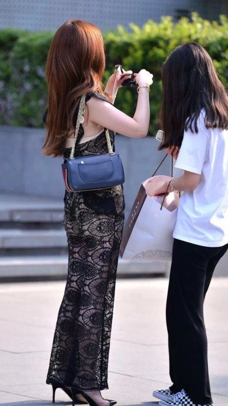 性感街拍丨穿实心的，穿镂空的，哪位黑裙美女更好看?