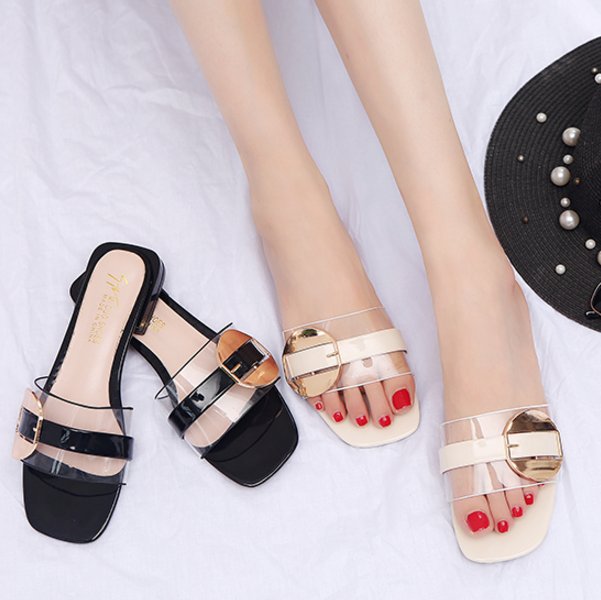 现在流行这样的女凉鞋，清凉时髦，显高挑显年轻