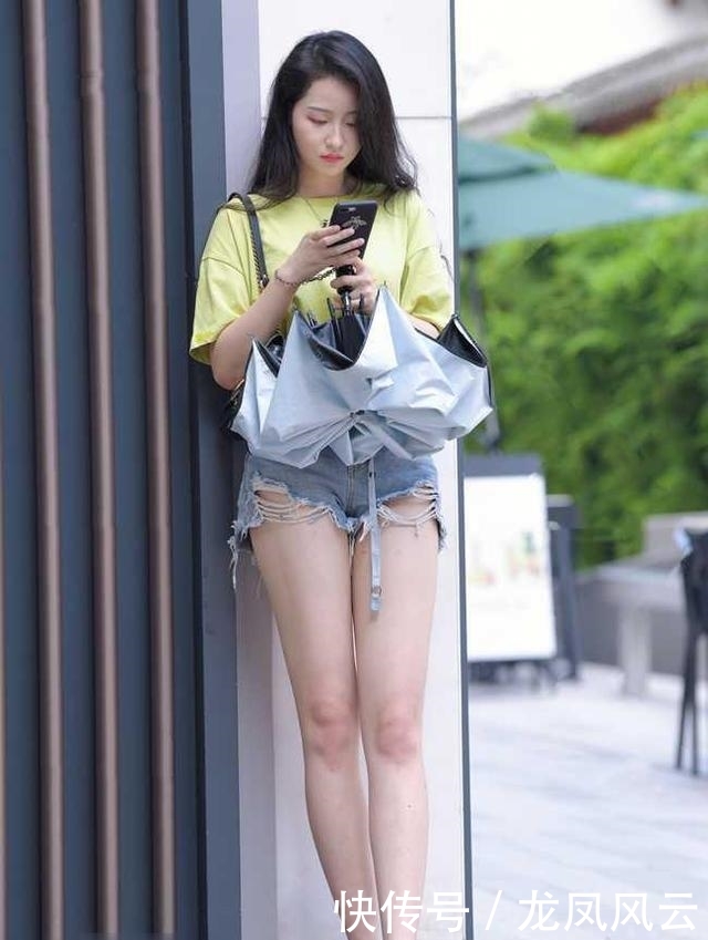  #蓬松装#腿这么长还穿高跟鞋，这是要把闺蜜甩出“宇宙”吗？