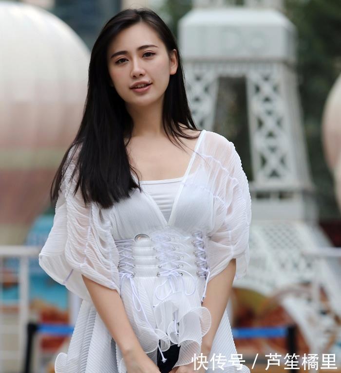 「 仙气」小姐姐穿出仙气十足的女神范，街拍：优雅的白色V领雪纺衫