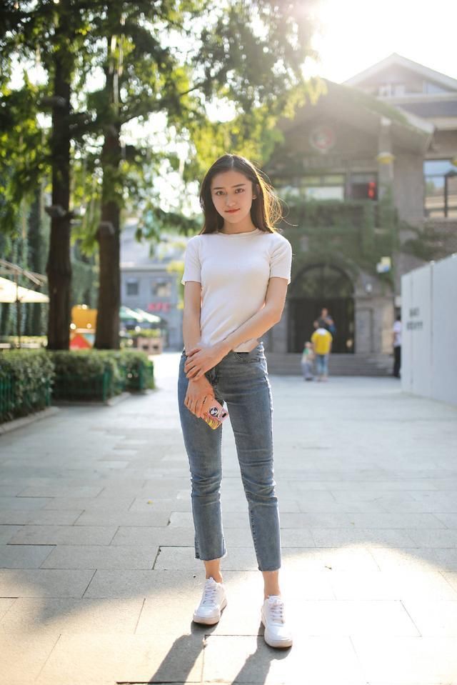 街拍女孩:清纯大方皮肤柔嫩，迷倒万千路人!