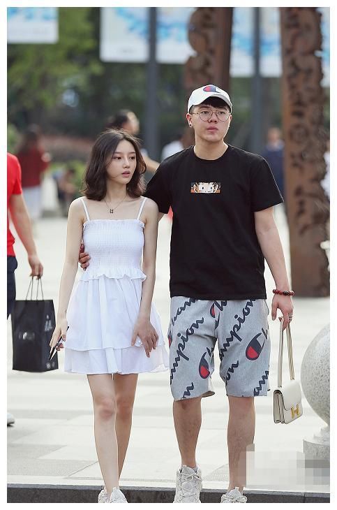 街拍:图六穿半透明长裙，朦胧中的长腿，美的恰到好处!