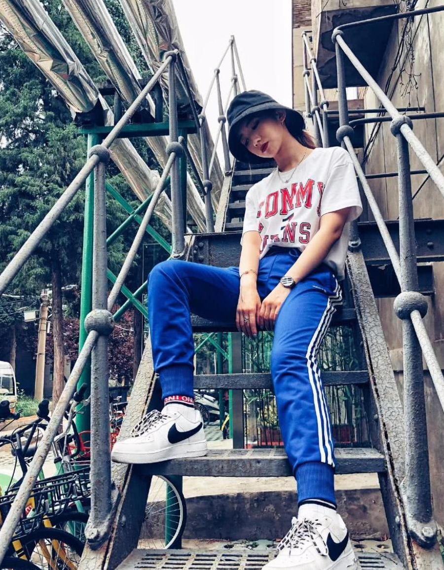 孟美岐戴口罩眼部憔悴, 白色T恤当裙子穿, 网友: 上演下半身诱惑!