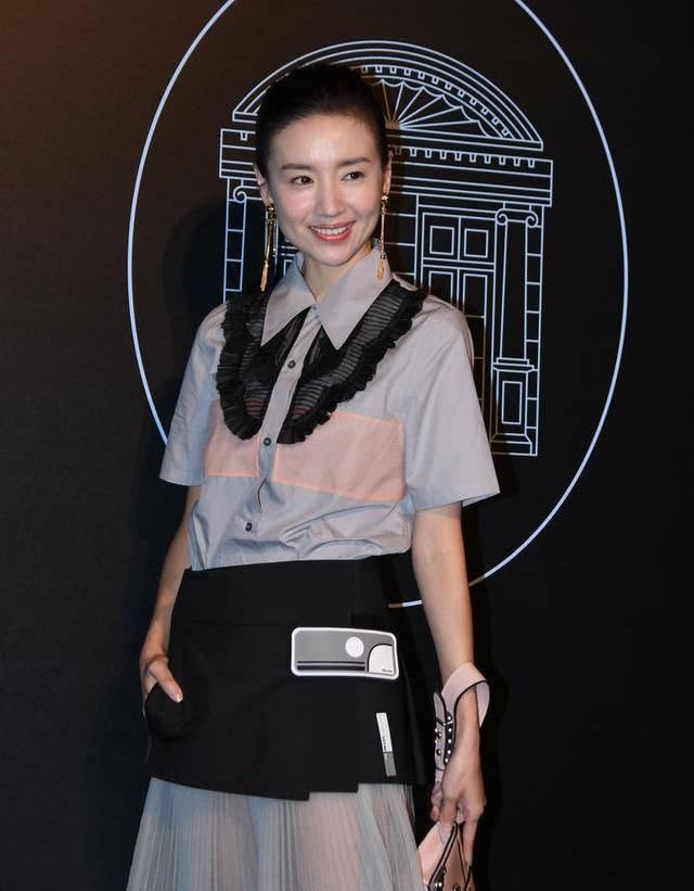 #气质#董洁依旧气质出尘清丽,衬衫搭配灰色纱裙,前卫又时髦