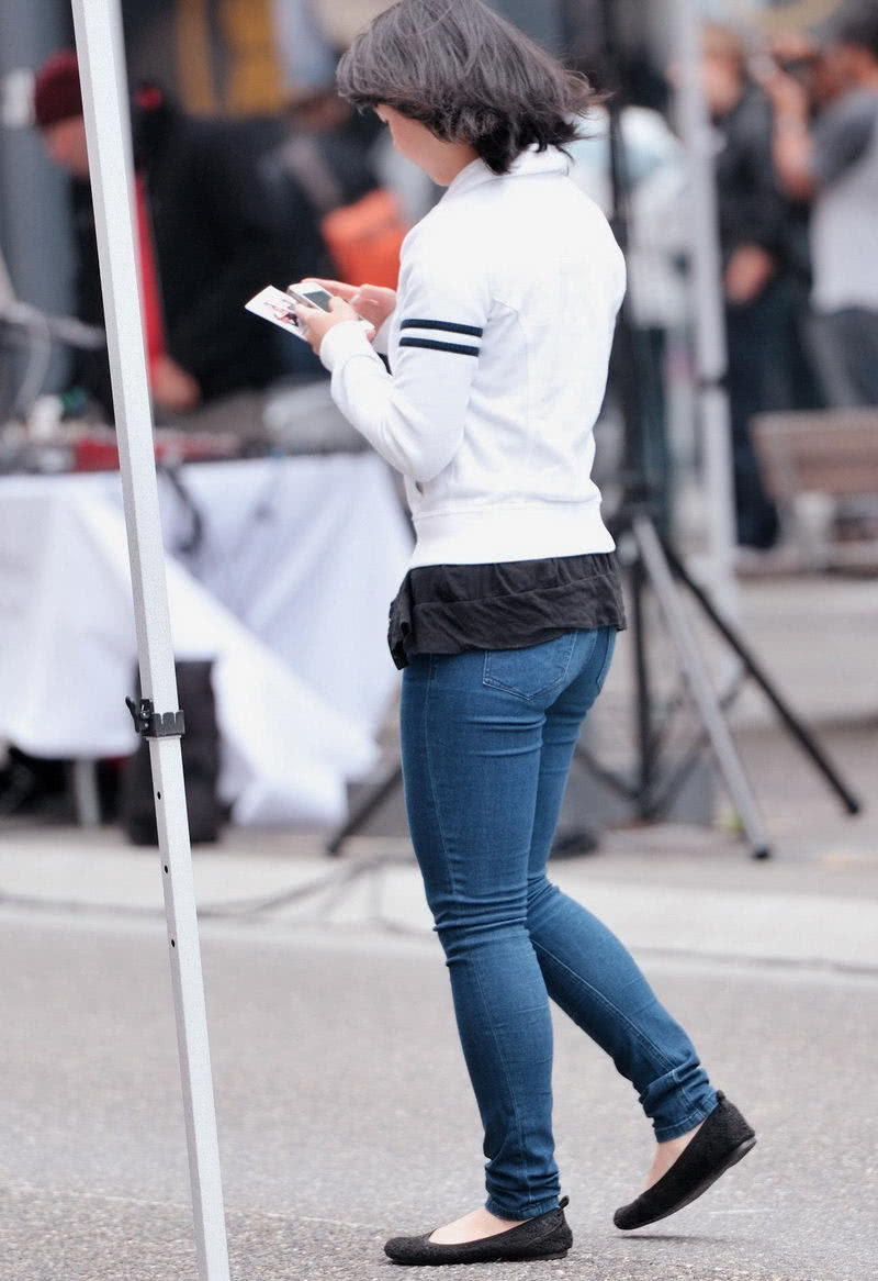 紧身牛仔裤的小姐姐虽然不花哨,但是穿在身上却很性感