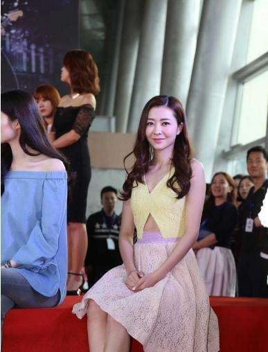 28岁何穗同框37岁熊黛林, 满屏尴尬! 网友: 超模和嫩模差距太大了