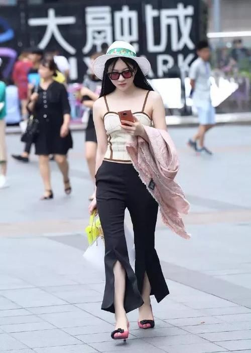  『搭配着一』街拍：小姐姐一件米白色的吊带，看上去清新又靓丽