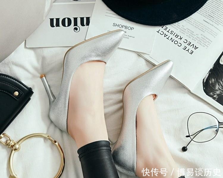  『女人』作为一个精致的女人，是绝对不会错过高跟鞋的，女神范十足