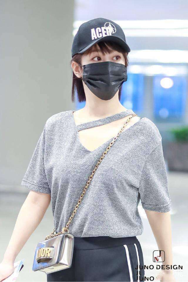 杨紫现身机场网友: 又瘦了, 一条运动裤穿出腿长一米八!